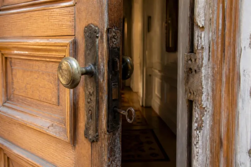 Porte d’entrée qui ferme mal : quand faut-il vraiment appeler un serrurier